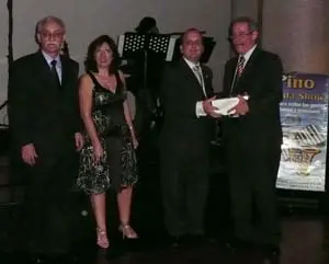 Uno de los agraciados, Carlos Carreira Quintas, recibe su premio sorpresa.