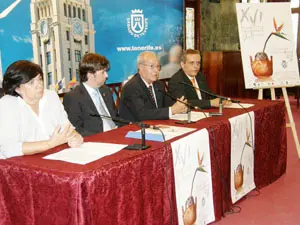 Guillermina Hernández –1ª izda.–, y Efraín Medina –1º dcha.–, durante la presentación de la Feria.