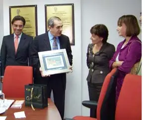 El ministro consejero, el cónsul general y la secretaria xeral de Sanidade observan el momento en el que el presidente de la FES recibe un presente de la conselleira María José Rubio.