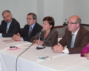 Rubio se dirige a los gallegos del Plan de Salud, acompañada del gerente general y del presidente de la FES; Manuel Luis Rodríguez y Pilar Fernández.