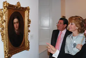 La presidenta de la Comunidad de Madrid, acompañada por Francisco Vázquez, observa uno de los cuadros expuestos.