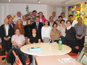  Alfredo Prada –en el centro– posa con el Comité Ejecutivo del PP en Suiza.