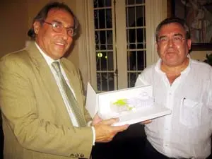 Pablo Barrios –izq– sostiene la maqueta de la construcción en presencia de Pedro Martínez.