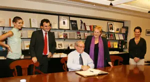 Alfo Fabris firma en el libro de visitas de la Delegación de la Xunta.