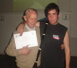 Perfecto Marcote entregó los diplomas de asistencia, durante la clausura la Jornada.