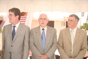 Valentín Ruiz –primero por la dcha.–, durante el acto de inauguración de la nueva sede.