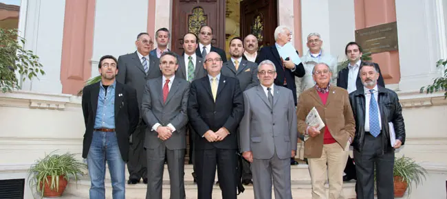  El secretario xeral con los miembros de la Comisión Delegada a la puerta del Centro Galego de Lisboa.