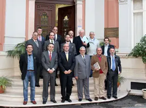 Los catorce miembros de la Comisión y Rodríguez, en la entrada del Centro Gallego de Lisboa.