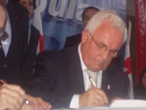 Baltar firma el convenio de la Diputación tras el acto del PP en Montevideo.