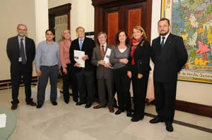 Participantes en la presentación del libro posan en la Casa de Galicia en Madrid.