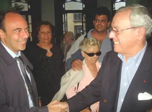 Javier Muñoz Royo, saludando a Eusebio Leal minutos antes del acto.