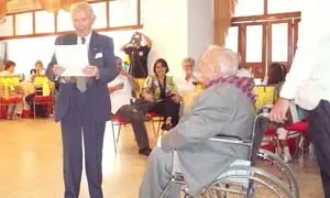  Ariño, asistido por Víctor Monge Ugas, entrega uno de los pergaminos de la ‘Huella Aragonesa’.