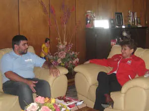 El responsable de Cooperación, Jacinto Braña, conversa con la alcaldesa de San Salvador, Violeta Menjivar.