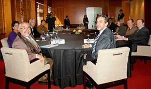 Fernández Antonio –dcha.– y Julio Fernández –izda.–, junto a otros empresarios que acudieron a la reunión.