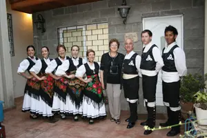 El Cuerpo de baile de la institución, junto a su presidenta, María del Carmen Araujo Baliñas.