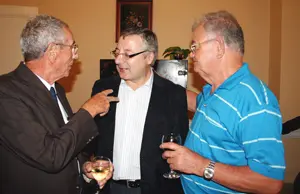 José Blanco charla con los gallegos Manuel Díaz y Alfredo Gómez.