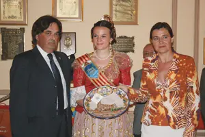 Óscar Beis, presidente de la casa regional de Buenos Aires; Martina Al talef, fallera mayor; y Elena Bastidas, presidenta de la FVMP.