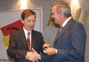  El embajador de España, Carlos Alonso Zaldívar –a la izquierda–, entregó el ‘Sello de Plata’ al asturiano José A. Vega Fondón.