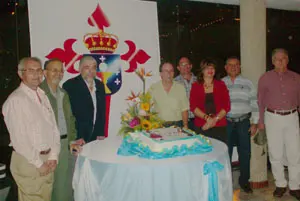 Parte de la Junta Directiva, junto al cónsul honorario.