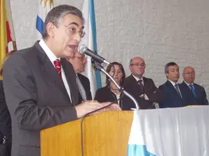 Fernández Moreda, acompañado por los demás dirigentes, durante su discurso en el acto de inauguración.