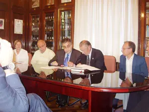 Salvador Fernández Moreda, durante la reunión con directivos del Hogar Español.