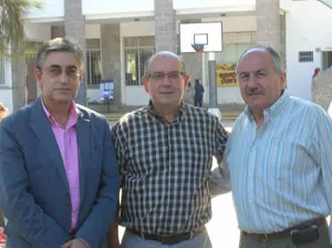 Salvador Fernández Moreda y Manuel Luis Rodríguez, junto al presidente del Hogar Gallego de Ancianos.