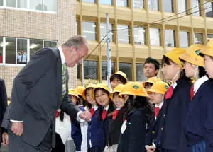  El Rey saluda a los ni&ntilde;os que cantaron &lsquo;La Tarara&rsquo;.