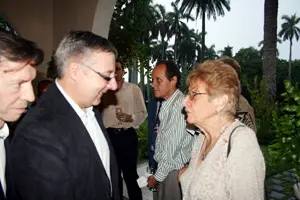 Carmen Otero, presidenta de la sociedad Colonia Leonesa de Cuba, hablando con el socialista José Blanco.