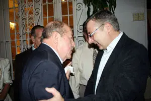 Manuel Pérez –a la izquierda– conversa con José Blanco en la residencia del embajador de España.