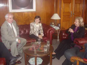 Rubio Vidal -en el centro- con el presidente de Casa Galicia y la ministra de Salud.