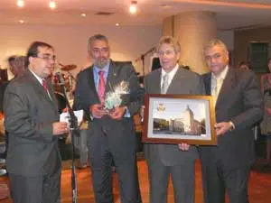 El alcalde estradense entrega unos presentes a los directivos de Fillos de A Estrada.