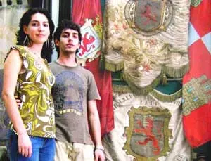 Darío Martínez, junto a su hermana Gili.