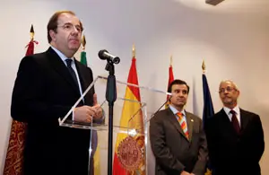 Juan Vicente Herrera, junto al rector José Ramón Alonso (C) y el embajador de Brasil en España, José Viegas
