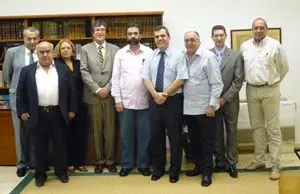  Diego Bermejo -cuarto por la izda.- durante en el encuentro con la directiva del PSOE.