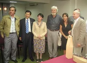 Xosé Manoel Beiras y Ana Miranda, xunto a algúns dos asistentes ao encontro na sé do Centro de Estudos Galegos.