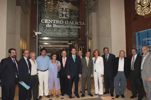 Núñez Feijóo posa con la directiva del Centro Galicia en la puerta de la institución.