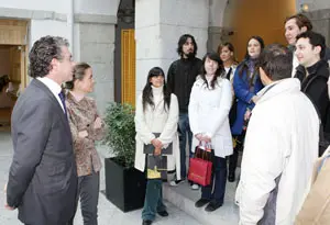 Francisco Granados y Victoria Cristóbal, con los chicos del Programa Descrubre.