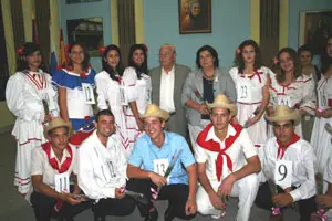 Guillermina Hernández y Carmelo González, con algunos a candidatos a ‘princesa Dácil’ y ‘príncipe Mencey’.