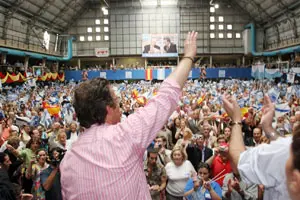  Alberto Núñez Feijóo saluda a los simpatizantes que llenaron las instalaciones del Centro Galicia de Buenos Aires el pasado domingo.