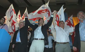 Feijóo, junto a Castelao Bragaña y Benito Grande, presidente del PP en Uruguay, saluda a los asistentes al acto.