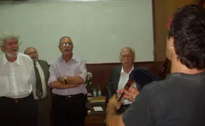 Beiras y Saa, entre otros, cantan el himno gallego, acompañados de un gaiteiro de Valle Miñor.