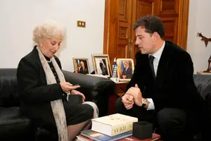 José Ramón Gómez Besteiro intercambia presentes con la presidenta de ‘Abuelas de Plaza de Mayo’.