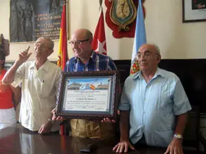 Gómez entregó a Manuel Luis Rodríguez el título de ‘Socio de Honor’ de la Sociedad.