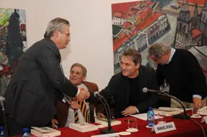 Manuel Rivas y Baltasar Garzón se saludan momentos antes de la presentación del libro.