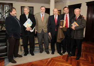 Asistentes al acto en la Casa de Galicia posan junto al autor.