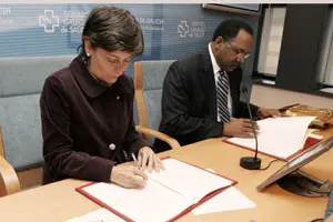 María José Rubio y Héctor Otero firman el protocolo de cooperación e intercambio de experiencias.