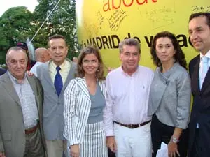 Foto de familia en Buenos Aires junto a la pelota firmada llegada de Madrid.