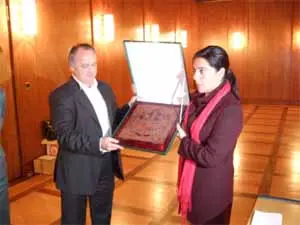  Rosa Mar&iacute;a Candelario entrega el escudo de C&oacute;rdoba a Gerhard Groh en el Ayuntamiento de N&uuml;rnberg.