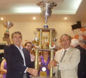  La delegaci&oacute;n del Centro Valle Mi&ntilde;or muestra sus trofeos.