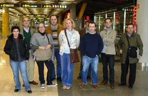 Editores asturianos, en el Aeropuerto de Barajas, minutos antes de desplazarse a México.